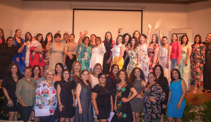 60 mujeres de la región oeste completan programa de formación empresarial